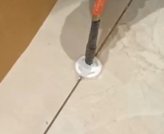岑巩瓷砖空鼓维修公司专业解答瓷砖在铺贴过程中，如果没有涂抹均匀到位的粘结材料（如水泥砂浆或瓷砖胶），可能会导致以下问题